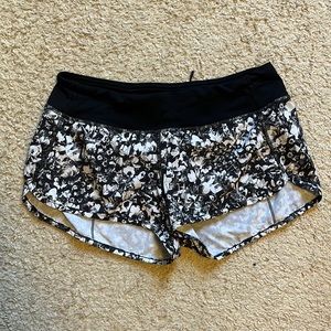 Women’s Lululemon athletic shorts black and white floral sz 6